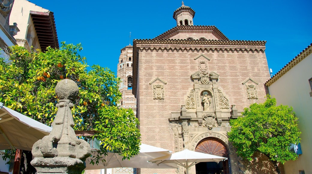 Poble Espanyol que incluye una iglesia o catedral y patrimonio de arquitectura