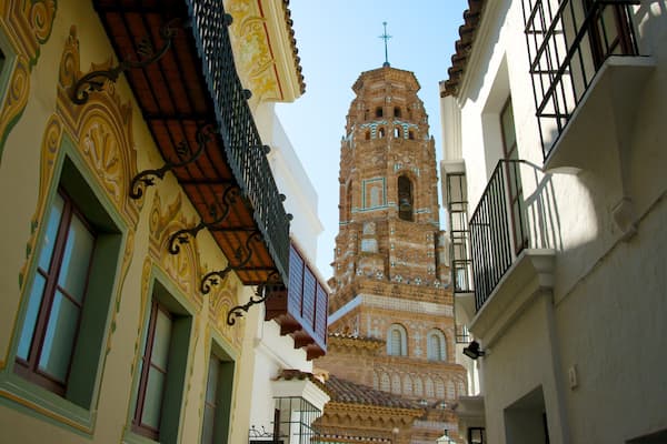 Poble Espanyol mettant en vedette ville, église ou cathédrale et patrimoine architectural