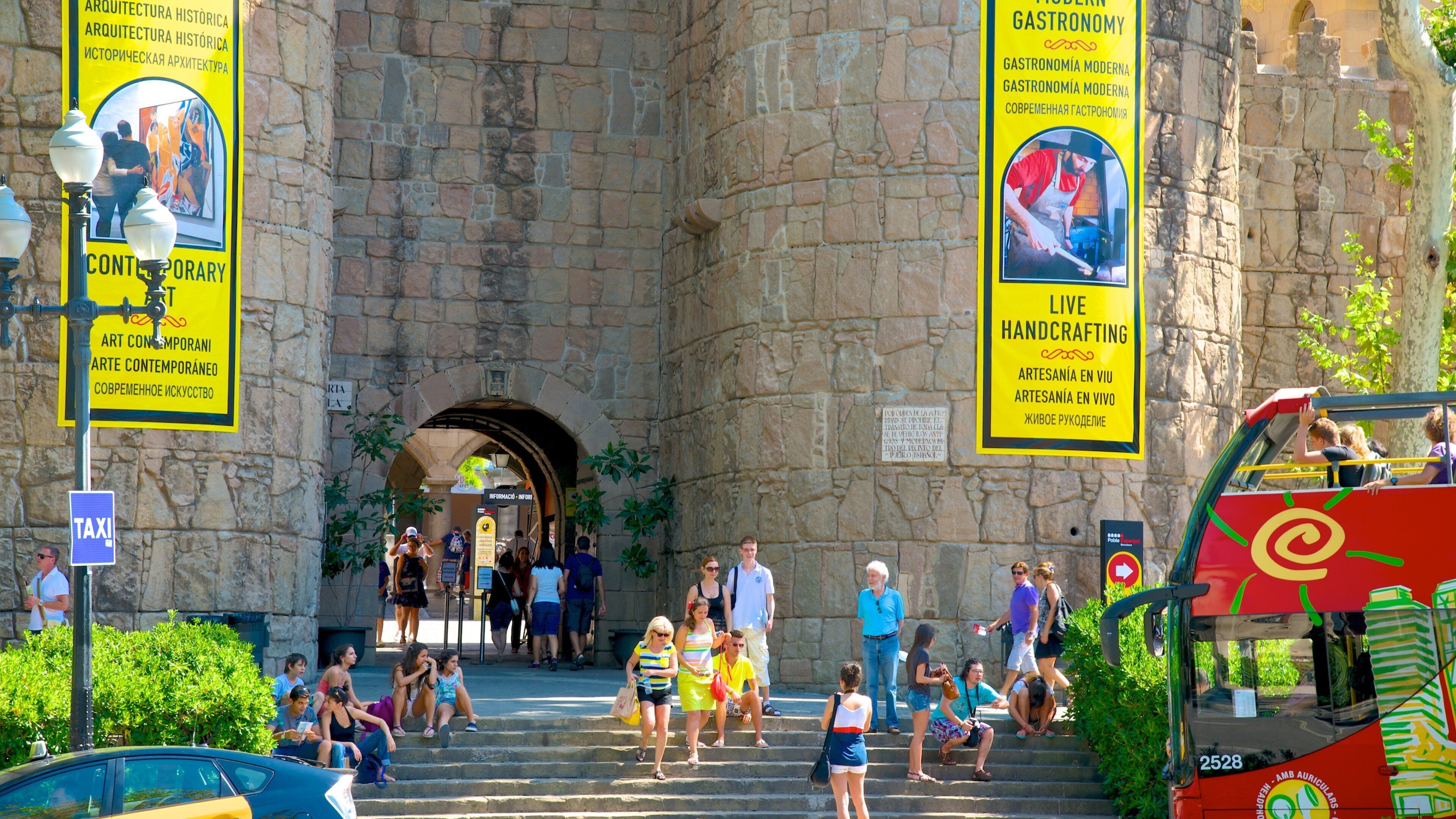 Poble Espanyol que inclui sinalização e uma cidade pequena ou vila assim como um grande grupo de pessoas