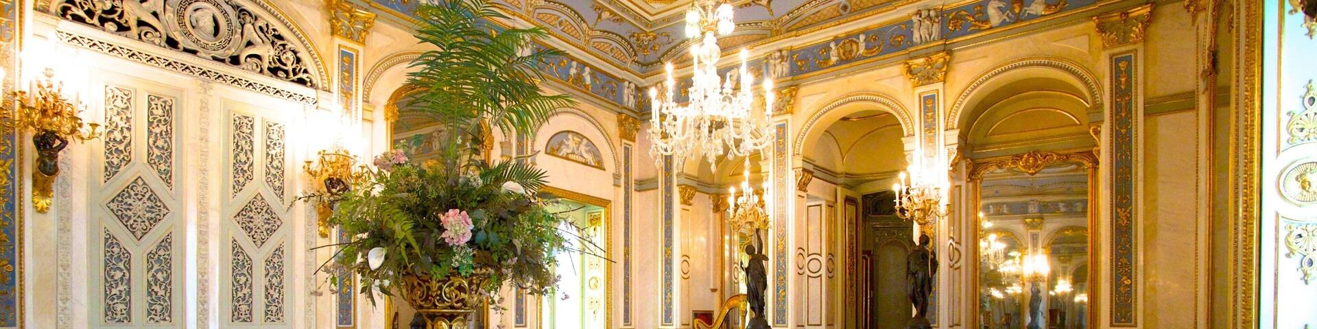 Palacio del Marques de Dos Aguas which includes interior views and a castle