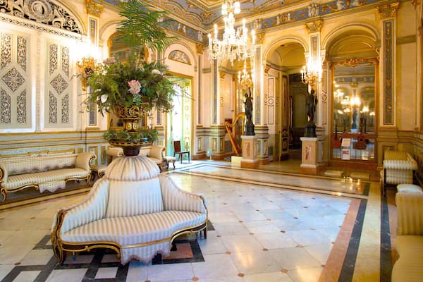 Palacio del Marqués de Dos Aguas qui includes chùteau ou palais et vues intérieures