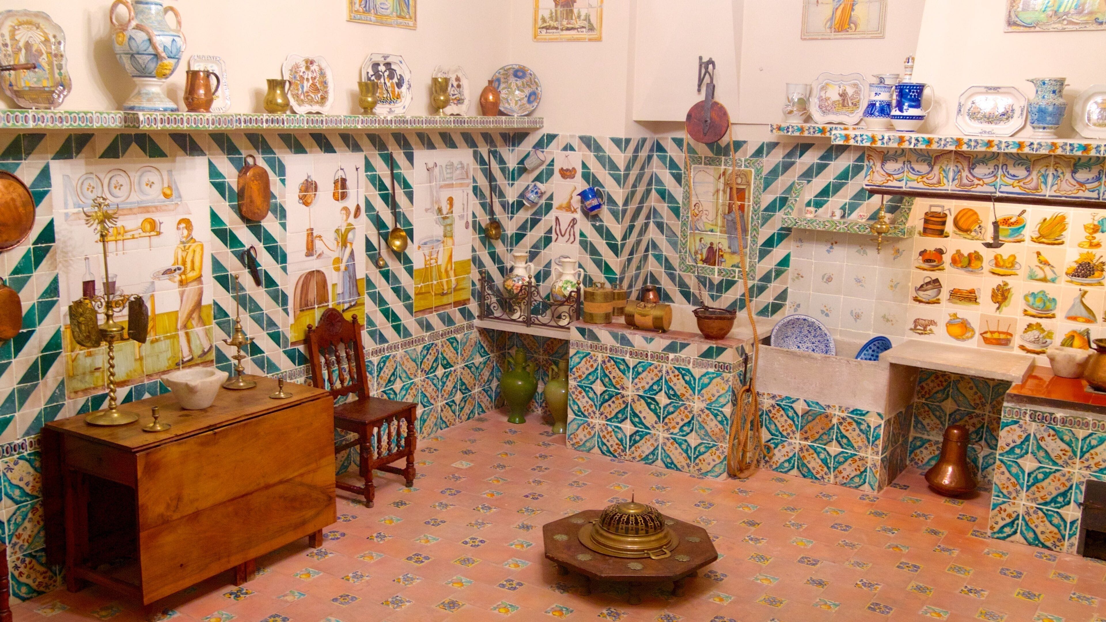Une pièce aux murs recouverts de carreaux colorés, avec un meuble en bois et divers objets décoratifs.
