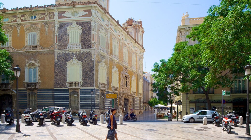 Palacio del Marques de Dos Aguas showing a city, heritage architecture and a square or plaza