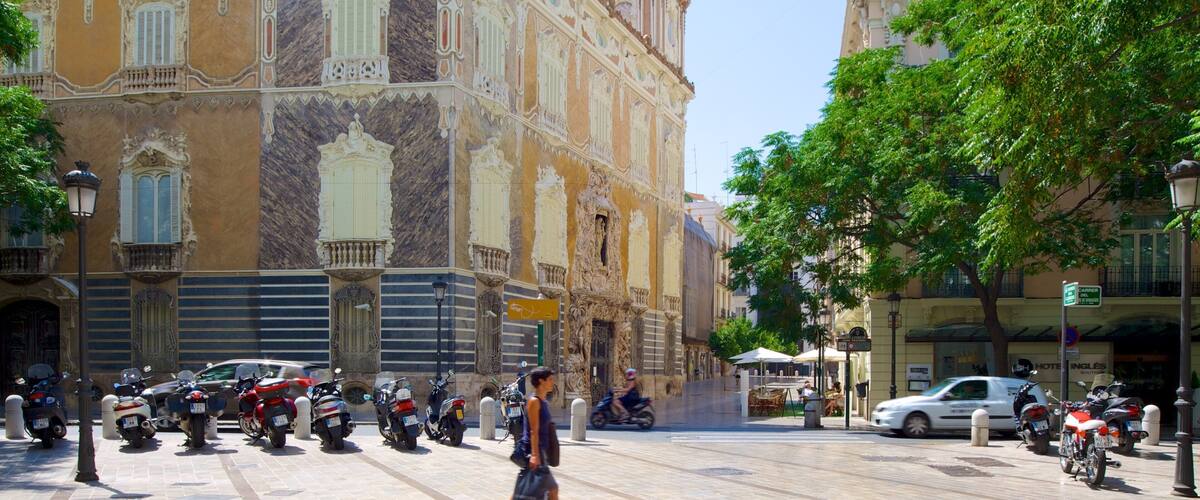 ๋ง๋ฅด์ผ์ค ๋ฐ ๋์ค ์๊ตฌ์์ค ๊ถ์ ์ ํน์ง ๊ด์ฅ, ์ฑ ๊ณผ ๋ฌธํ์ ์ฐ ๊ฑด์ถ