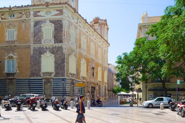 Palacio del Marqués de Dos Aguas welches beinhaltet historische Architektur, Platz oder Plaza und Straßenszenen