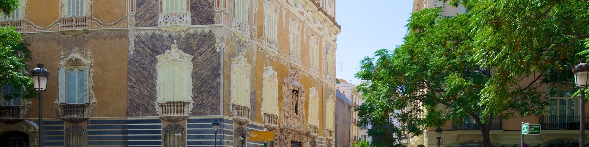 Palacio del Marques de Dos Aguas showing a city, street scenes and a square or plaza