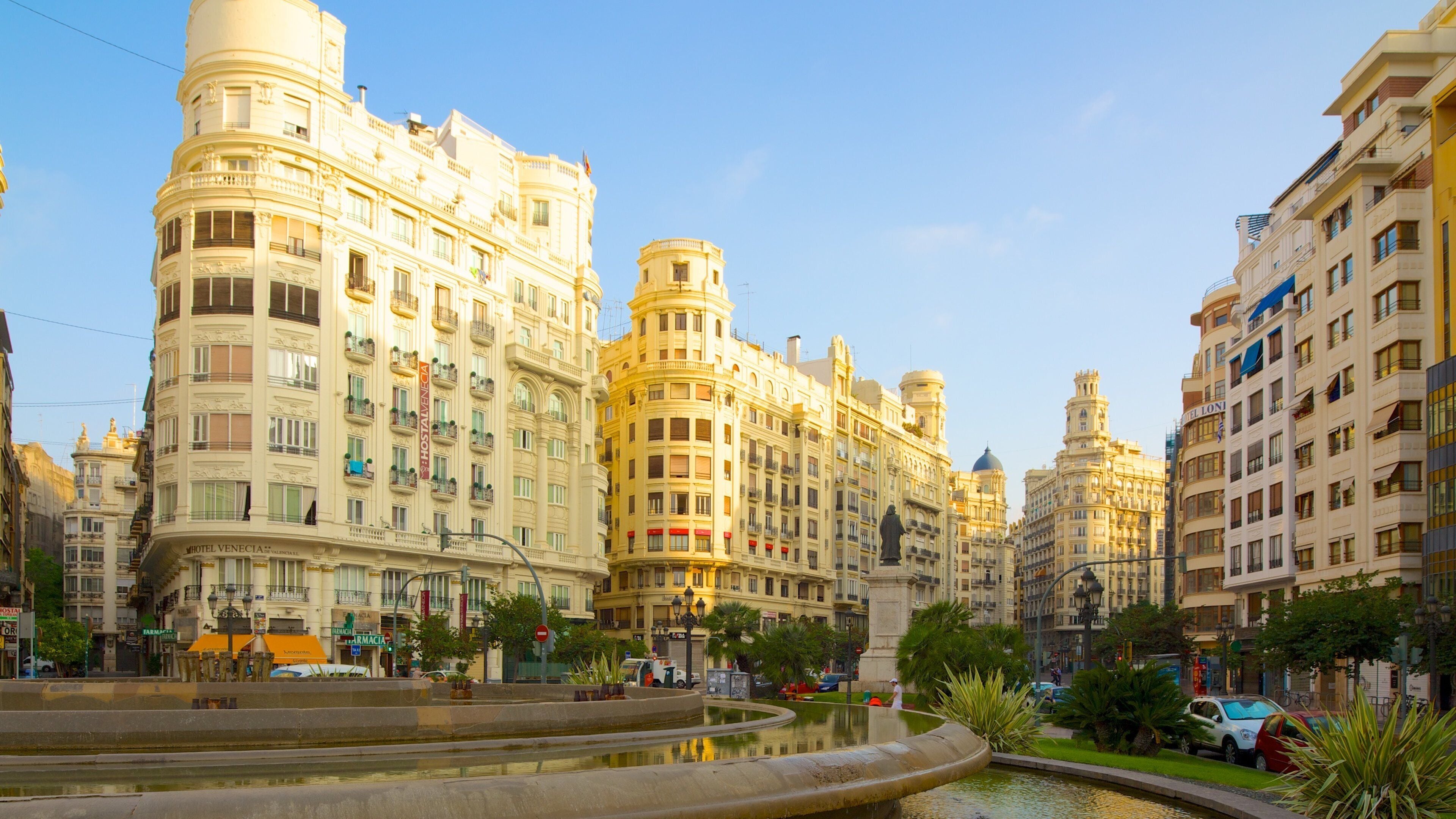 Plaza de la Reina which includes a city, heritage architecture and cbd