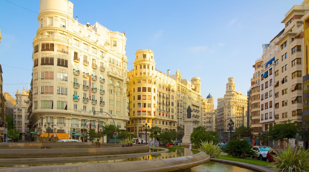 Plaza de la Reina which includes a city, heritage architecture and cbd