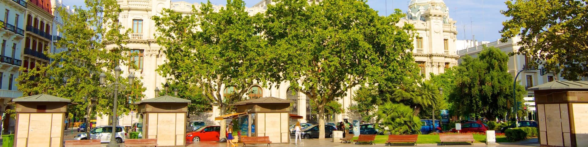 Plaza de la Reina ofreciendo una ciudad, un parque o plaza y patrimonio de arquitectura