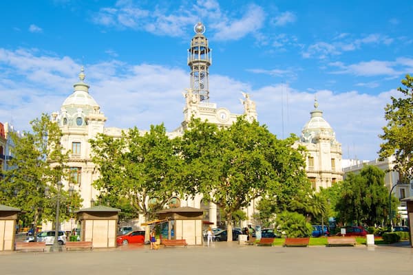Plaça de la Reina montrant ville, patrimoine architectural et square ou place