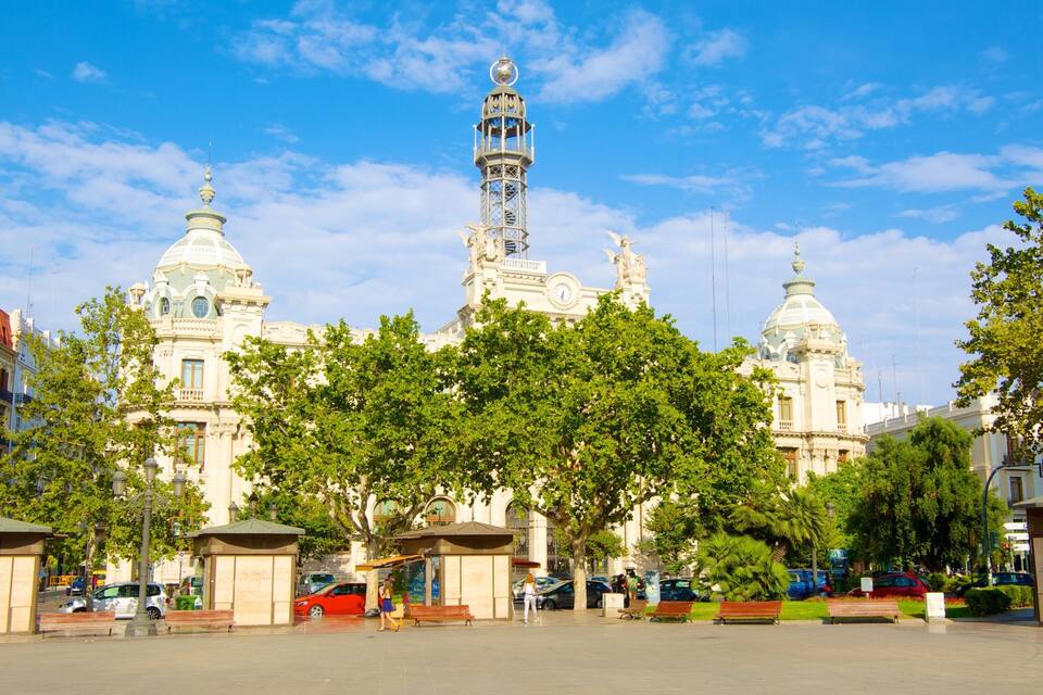 Um edifício histórico com telhados em cúpula e uma torre alta.