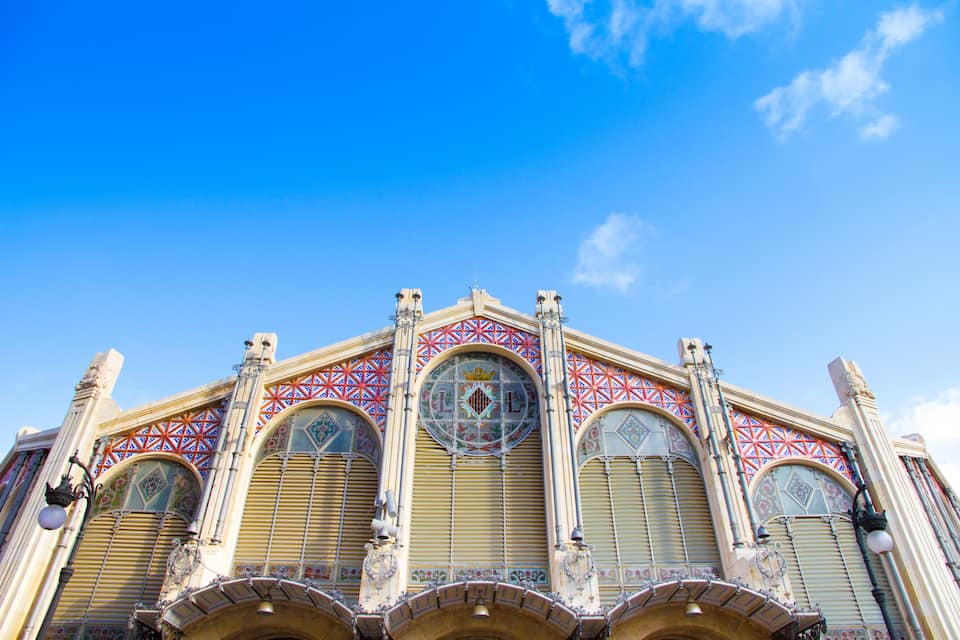 Un bâtiment à l’architecture riche et élaborée, doté de grandes fenêtres en arc de cercle et de motifs complexes en mosaïque.