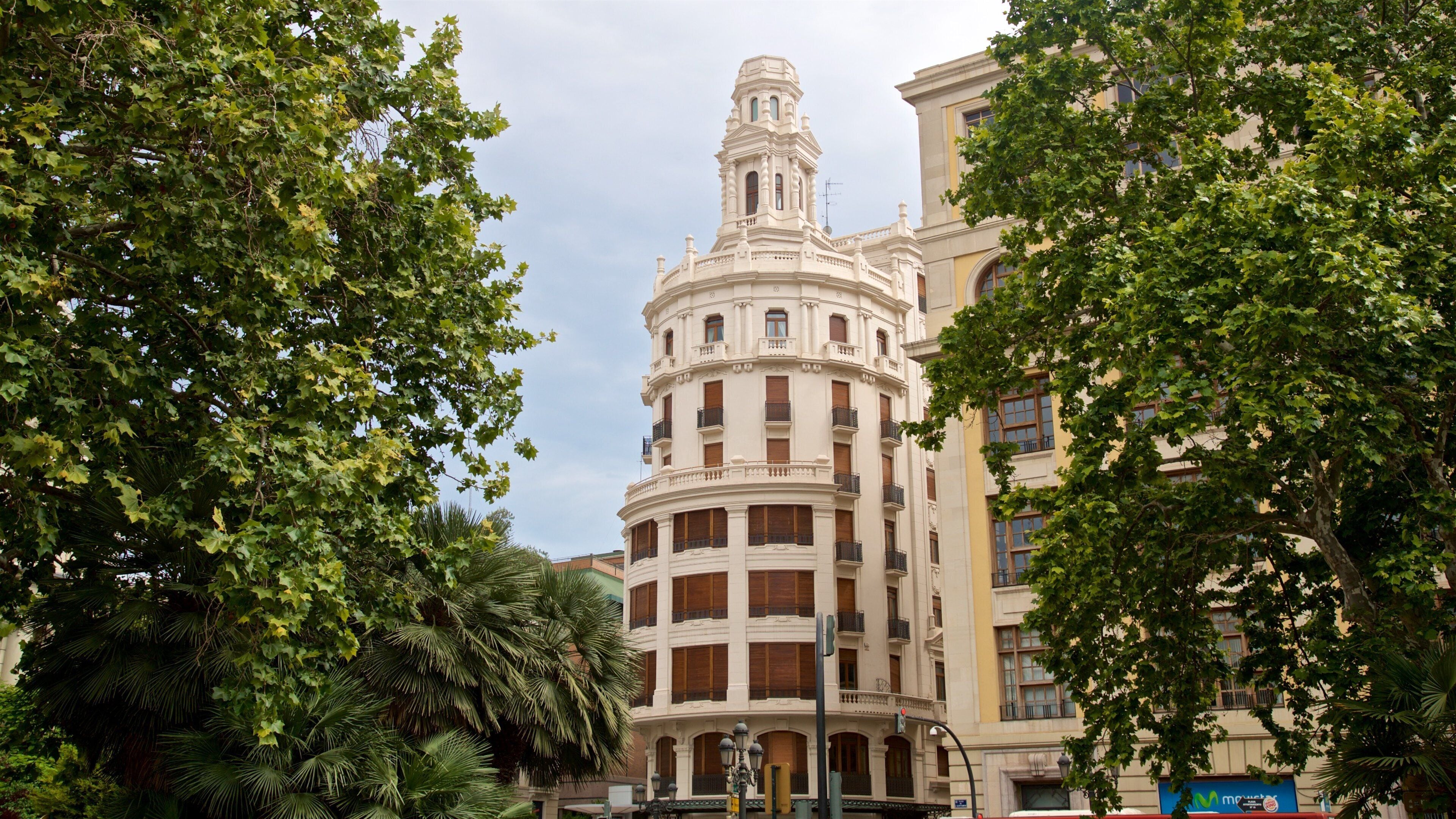 Plaza del Ayuntamiento which includes heritage elements