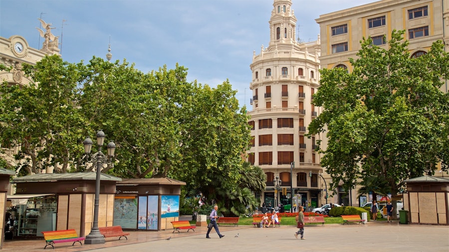 Plaza del Ayuntamiento which includes heritage elements