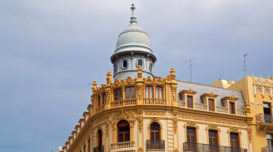 Plaza del Ayuntamiento featuring heritage elements