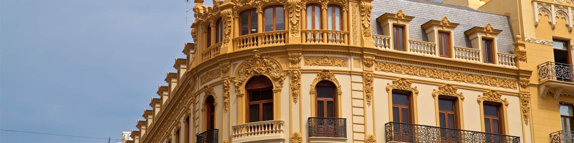 Plaza del Ayuntamiento featuring heritage elements