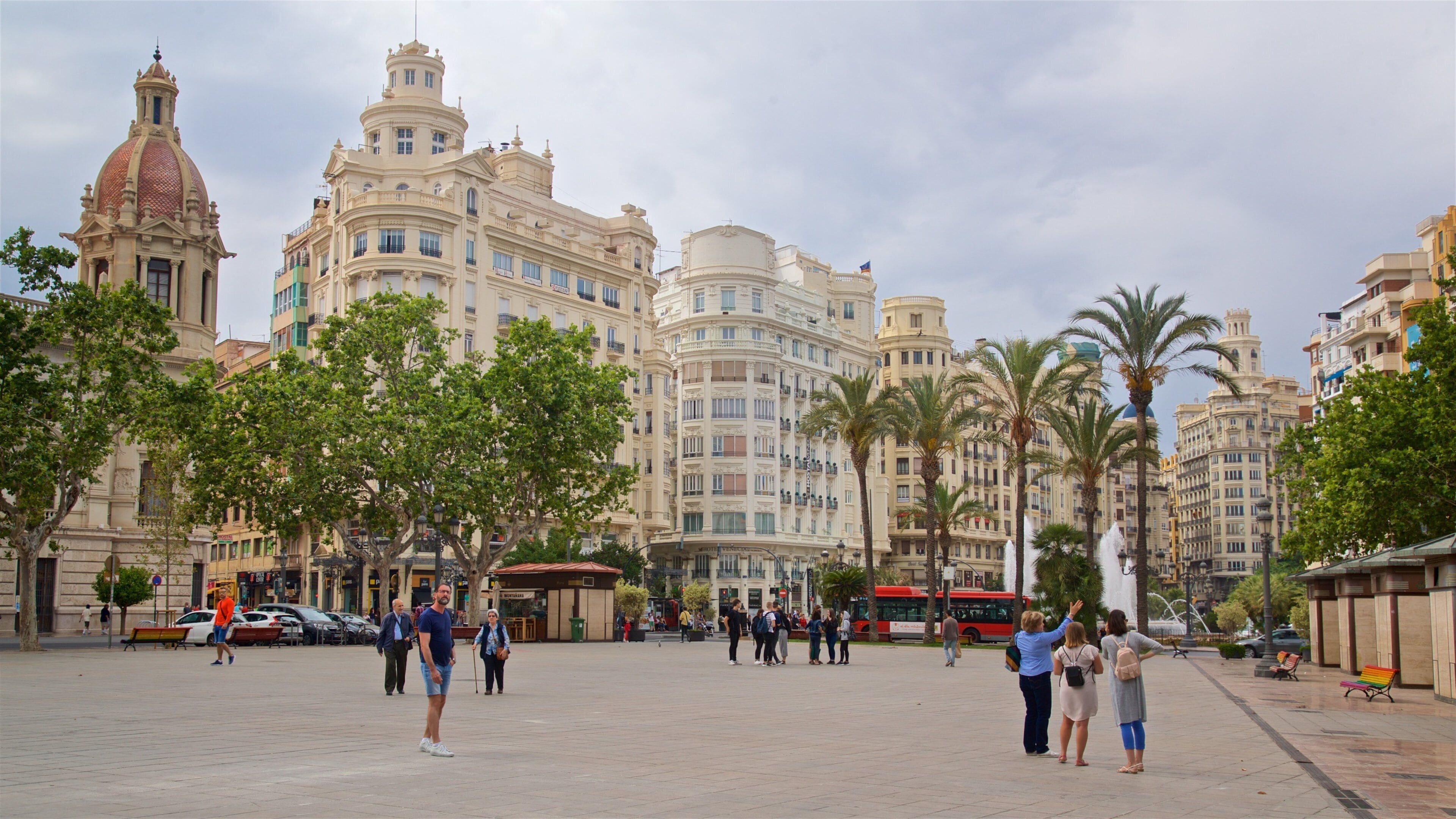 Plaza del Ayuntamiento showing a city and a square or plaza