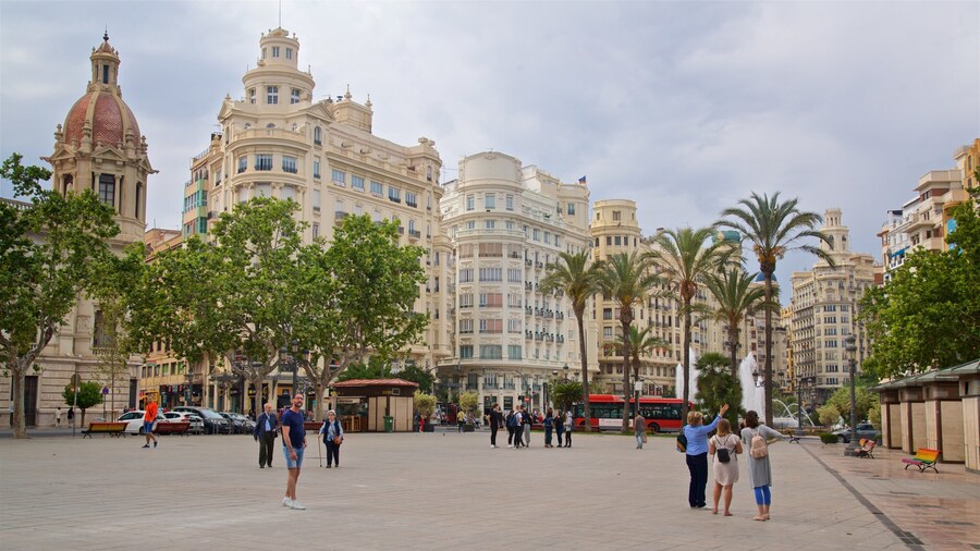 Plaza del Ayuntamiento showing a city and a square or plaza