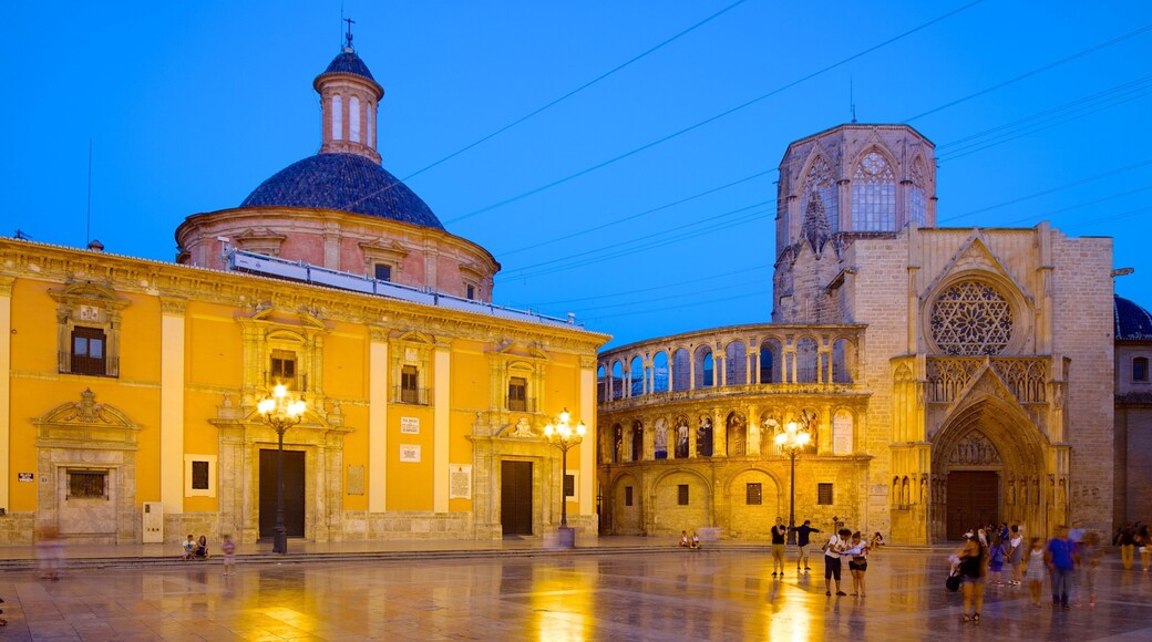 Plaza de la Virgen mostrando una iglesia o catedral, escenas nocturnas y un parque o plaza