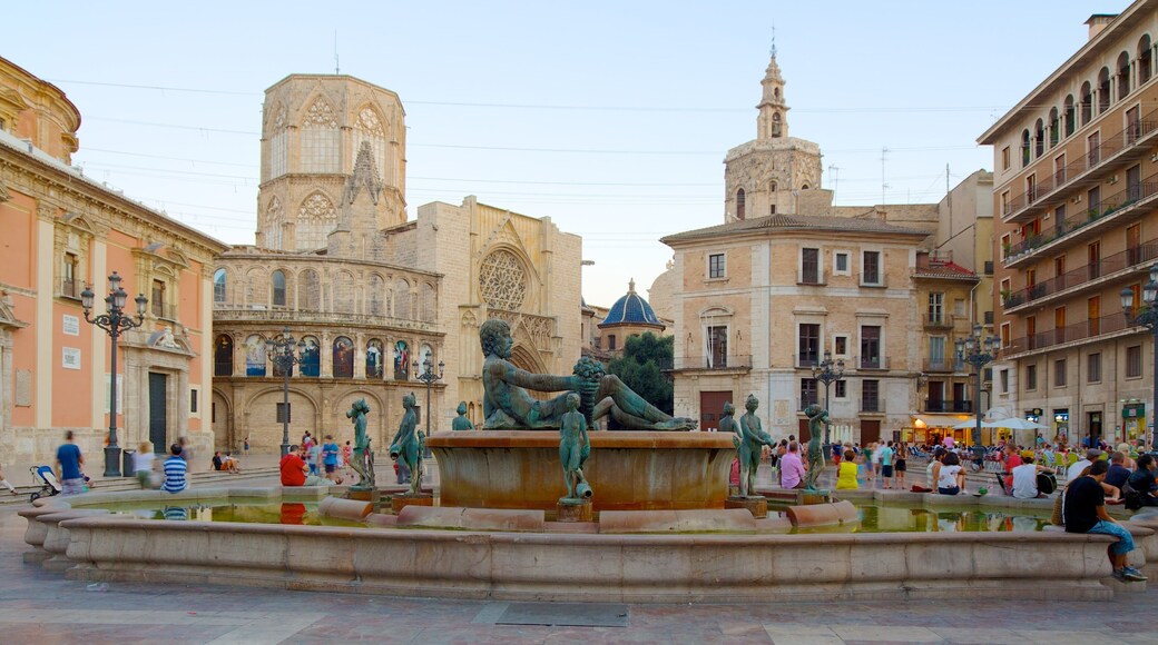 Plaza de la Virgen ofreciendo un parque o plaza, patrimonio de arquitectura y una fuente