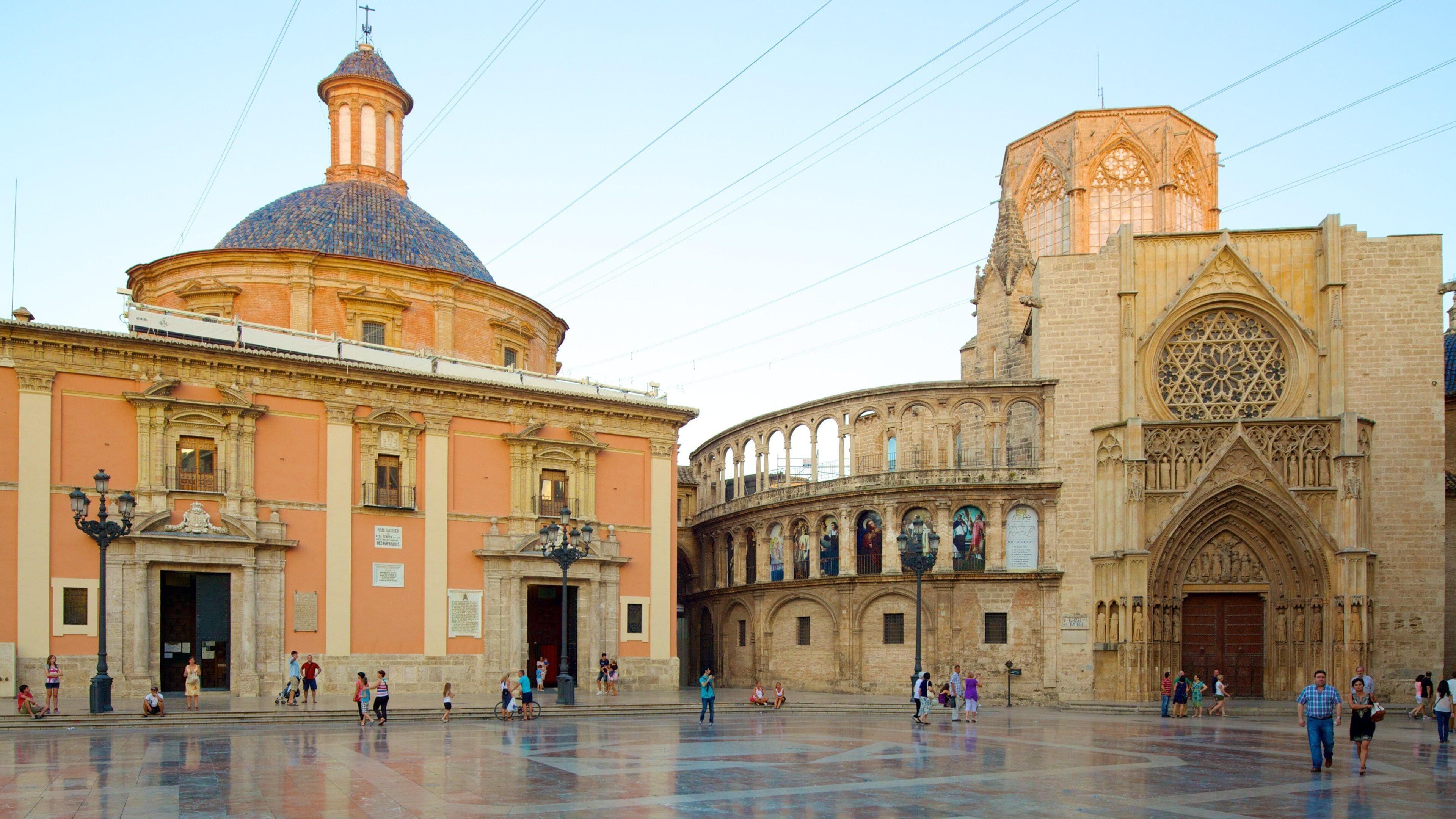 Plaza de la Virgen showing a square or plaza, a city and a church or cathedral