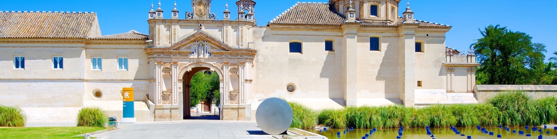 La Cartuja que incluye un castillo, patrimonio de arquitectura y un estanque