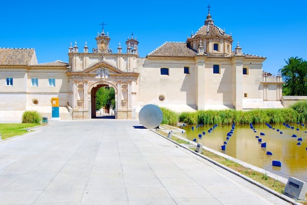 MonastĂšre de la Cartuja mettant en vedette patrimoine architectural, mare et chĂąteau ou palais