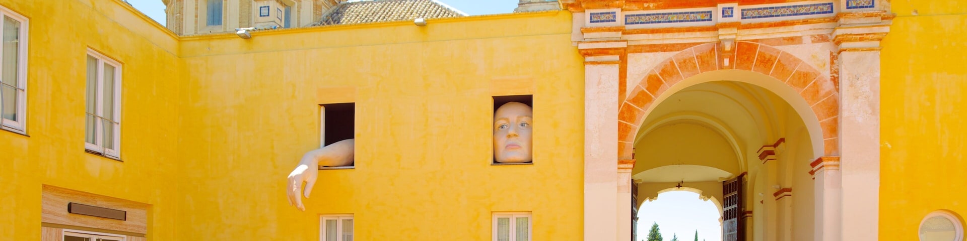 Cartuja de Sevilla mostrando um pequeno castelo ou palácio e arquitetura de patrimônio