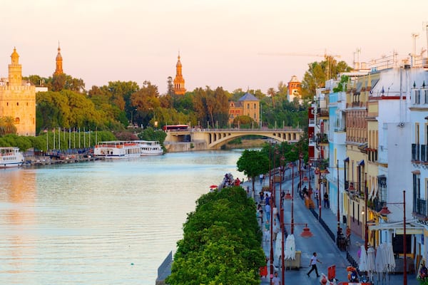 トリアナ橋 どの含み 湾岸あるいはハーバー, ストリート シーン と 都市