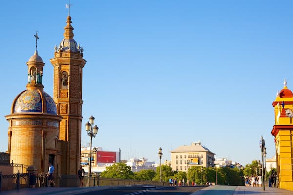 Pont de Triana mettant en vedette pont, scÚnes de rue et église ou cathédrale