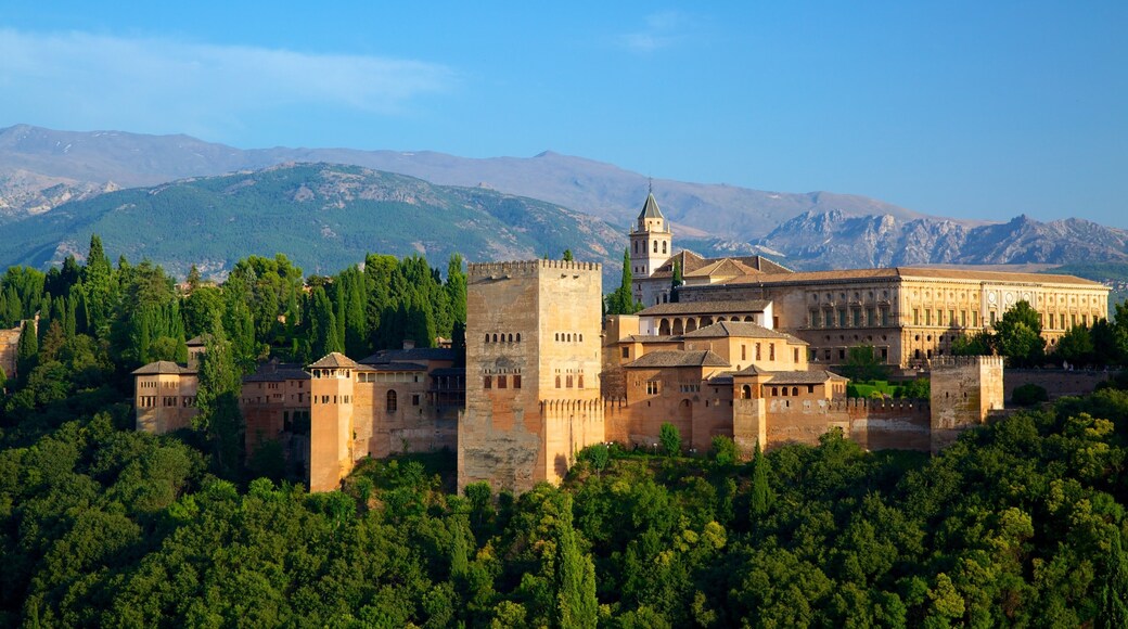 Mirador de San Nicolas featuring heritage architecture, mountains and a castle