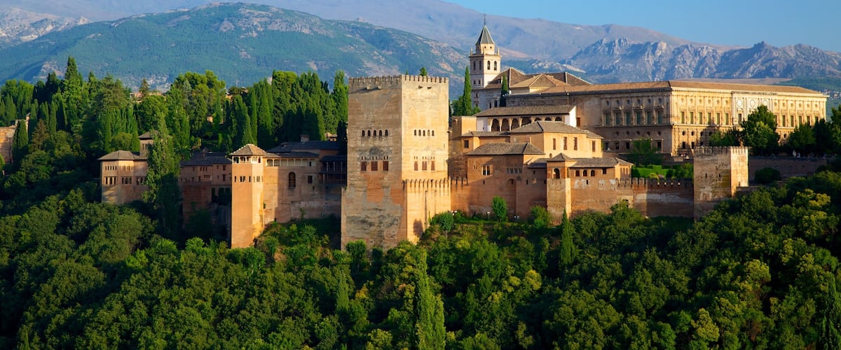Mirador de San Nicolas featuring heritage architecture, mountains and a castle