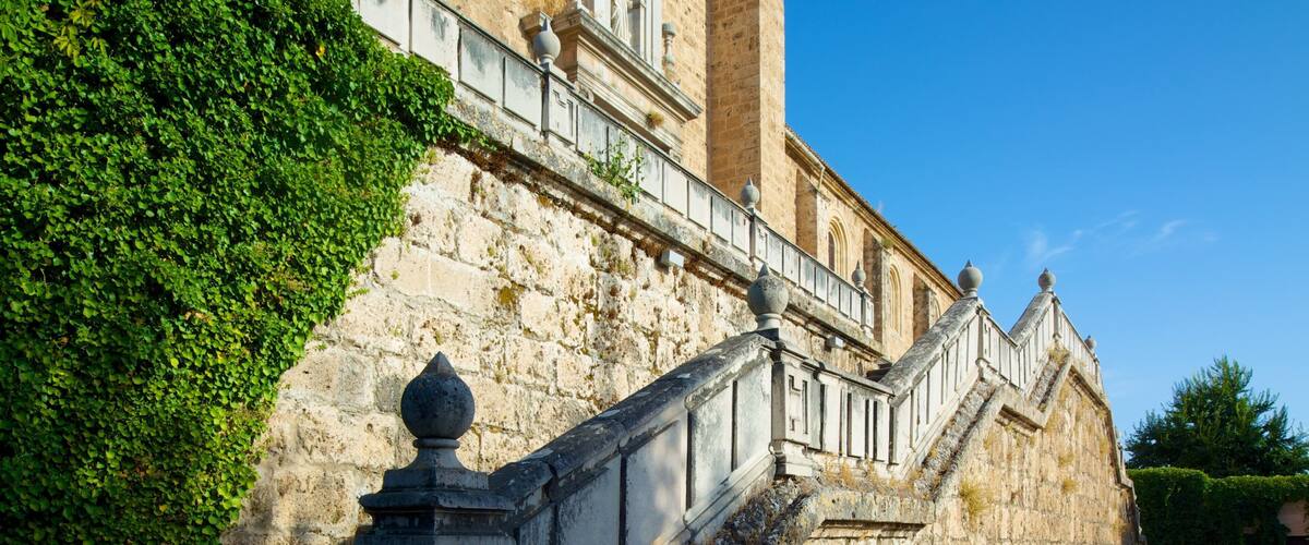 Granada karteuserkloster fasiliteter samt historisk arkitektur og kirke eller katedral