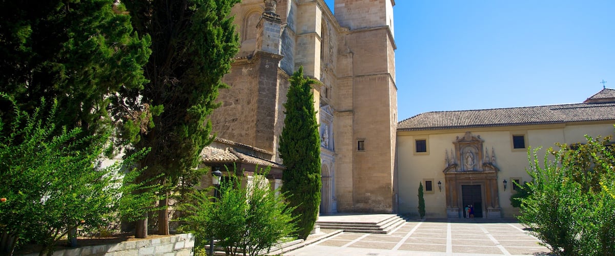 Monasterio de San Jerónimo que incluye arquitectura patrimonial y una iglesia o catedral