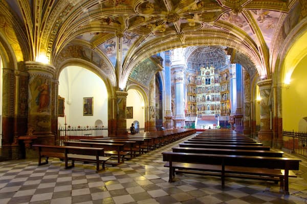 Monasterio de San Jerónimo ofreciendo vistas de interior, elementos religiosos y arquitectura patrimonial