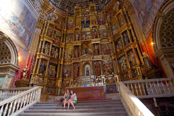 MonastÚre de San Jerónimo qui includes église ou cathédrale, art et vues intérieures