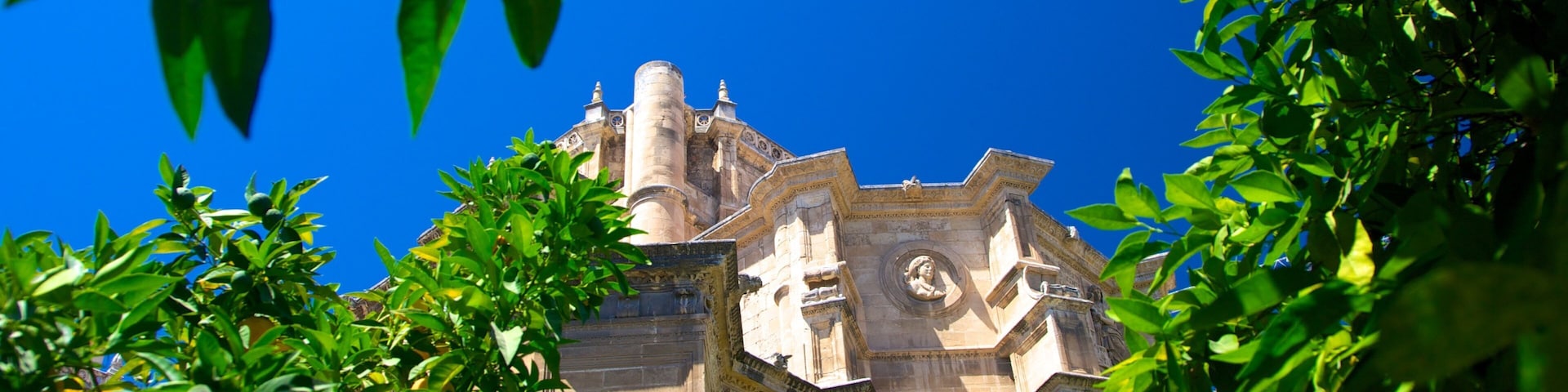 Monasterio de San Jerónimo mostrando arquitectura patrimonial y una iglesia o catedral