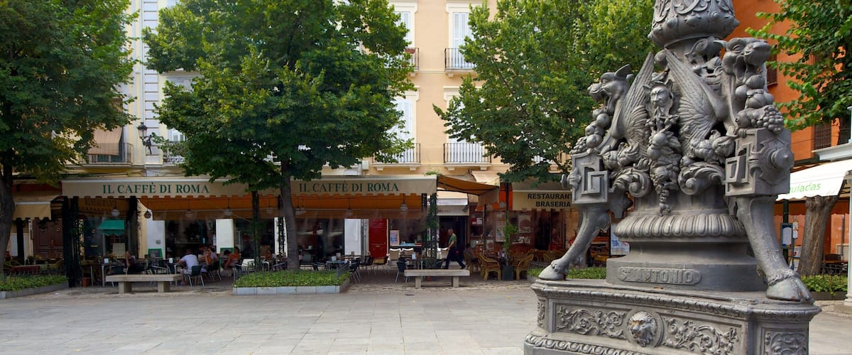 Plaza Bib-Rambla ofreciendo escenas de café, una estatua o escultura y escenas urbanas
