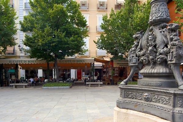 Plaza Bib-Rambla montrant ville, scĂšnes de rue et statue ou sculpture
