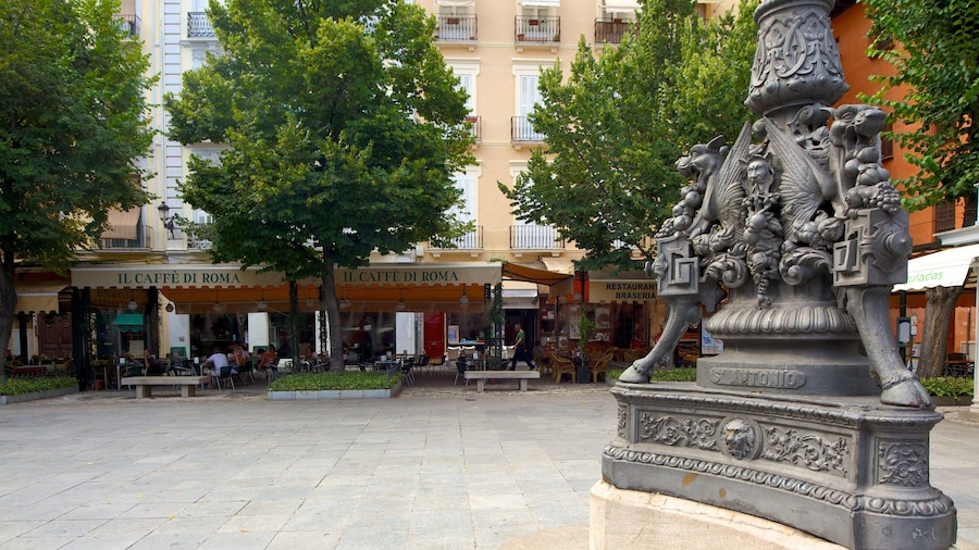 Plaza Bib-Rambla showing a city, street scenes and a statue or sculpture