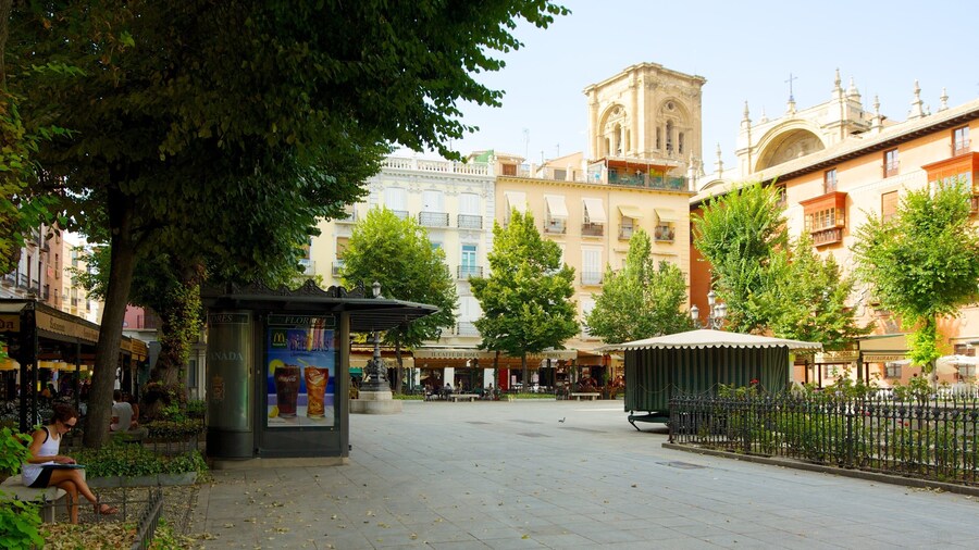 Plaza Bib-Rambla que incluye una ciudad, patrimonio de arquitectura y un parque o plaza