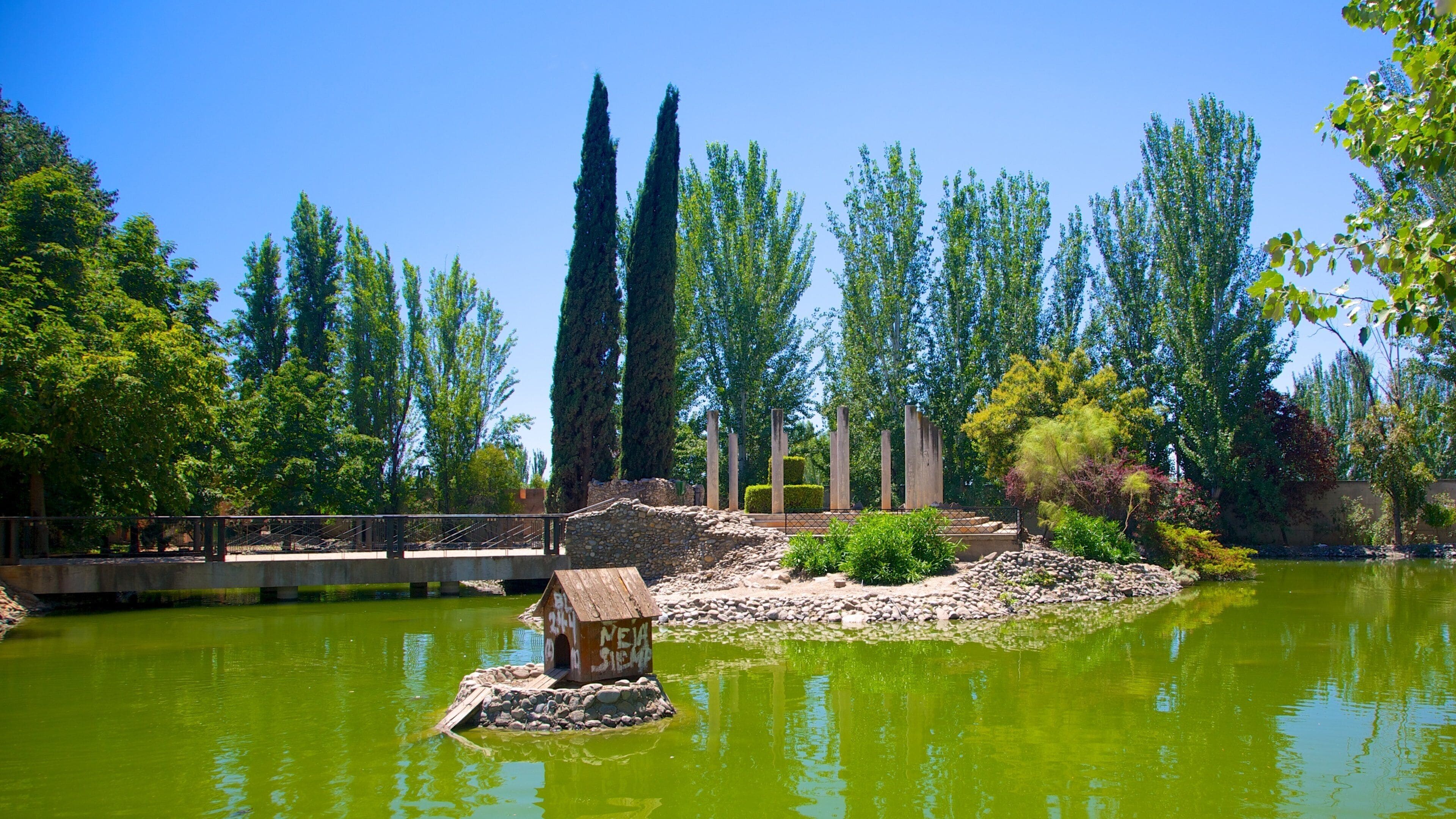 Parque Garcia Lorca showing a park and a pond