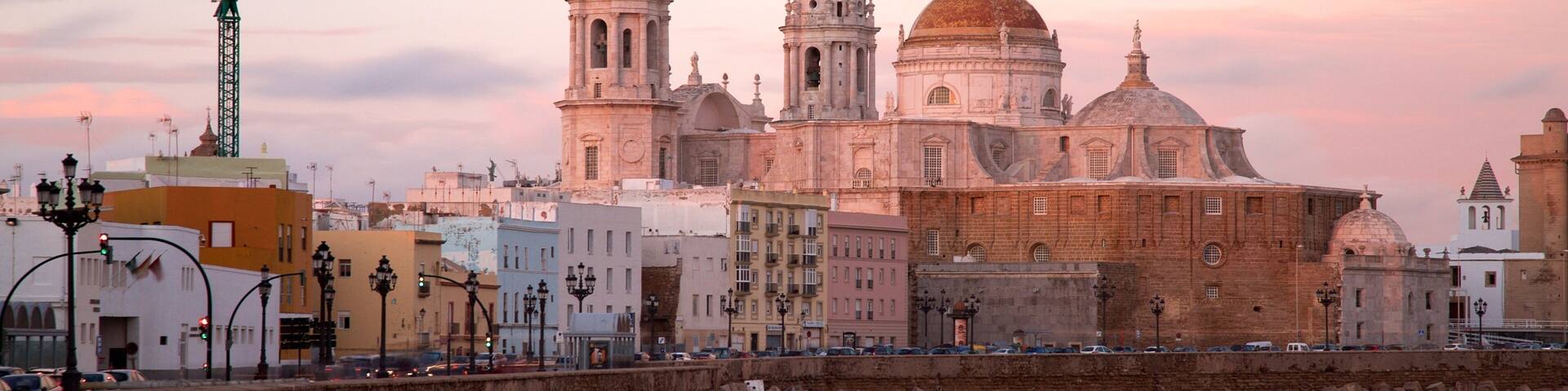 Catedral Nueva montrant ville, vues littorales et cÎte escarpée