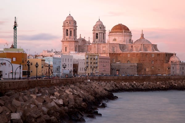 Catedral Nueva ofreciendo costa escarpada, vistas generales de la costa y una ciudad
