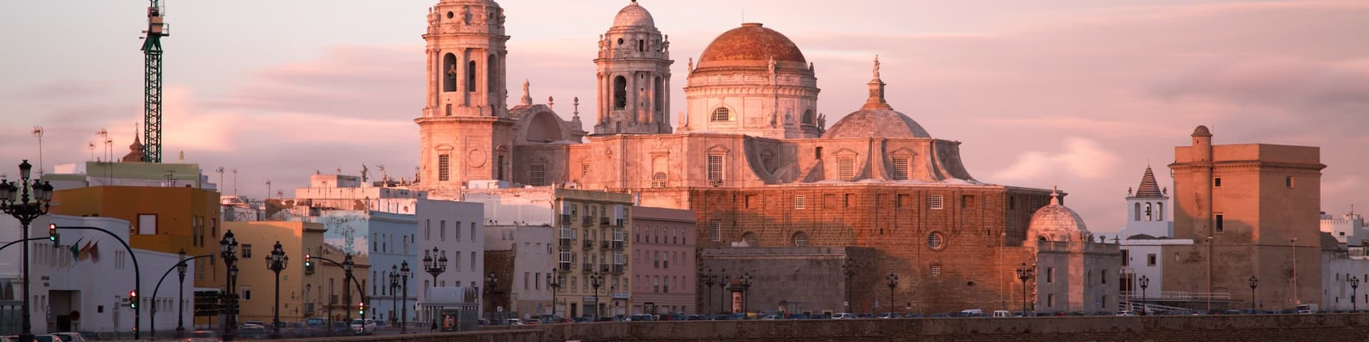 Cádiz Provinz das einen allgemeine Küstenansicht, schroffe Küste und Kleinstadt oder Dorf
