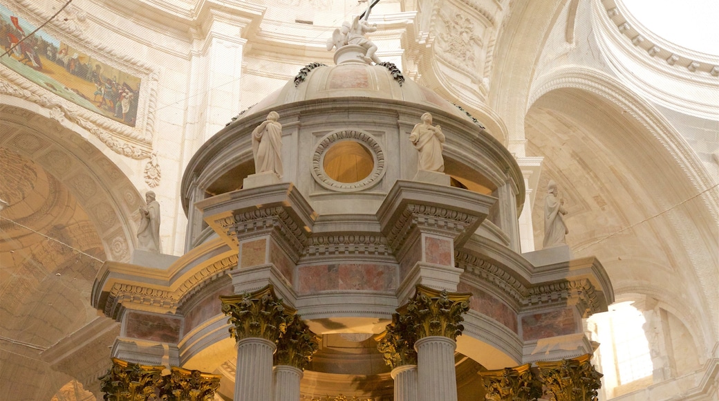 Nieuwe kathedraal toont interieur, historisch erfgoed en een kerk of kathedraal