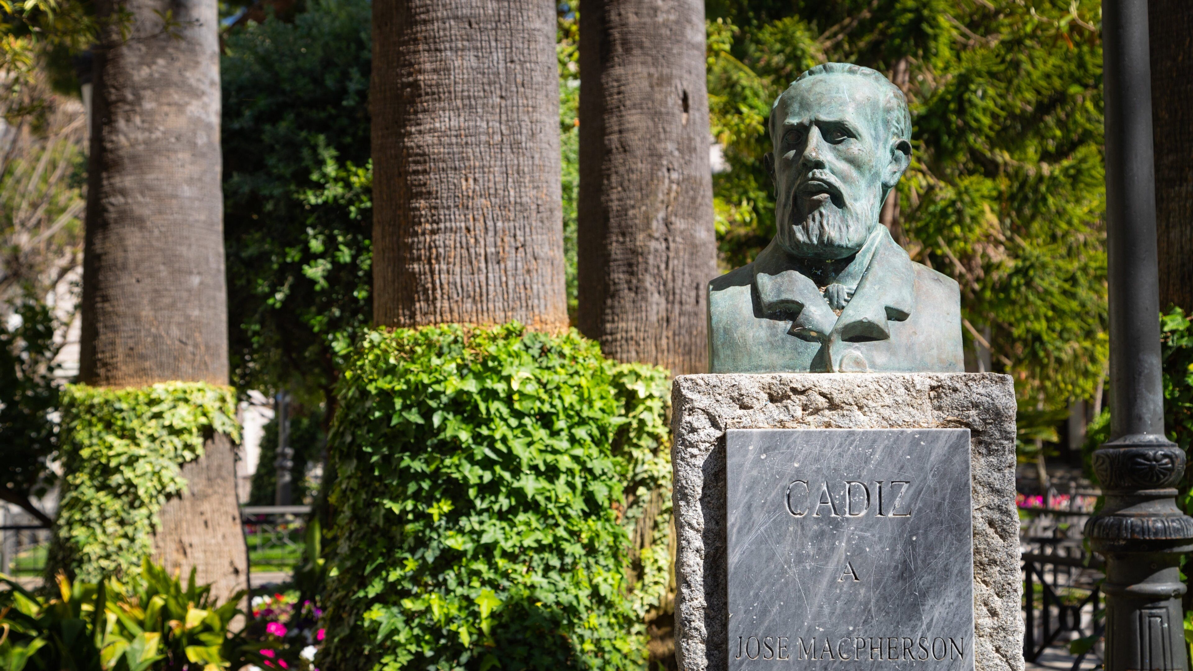 Plaza de Mina showing a statue or sculpture