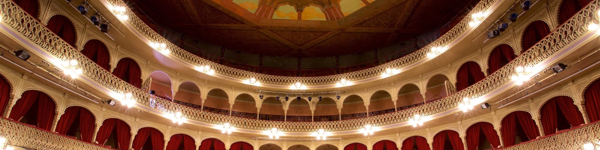 El Gran Teatro Falla ofreciendo vista interna y escenas de teatro