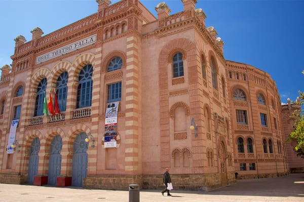 Un bâtiment historique doté d’arcs en plein cintre et de motifs complexes en briques, portant l’inscription « GRAN TEATRO FALLA ».