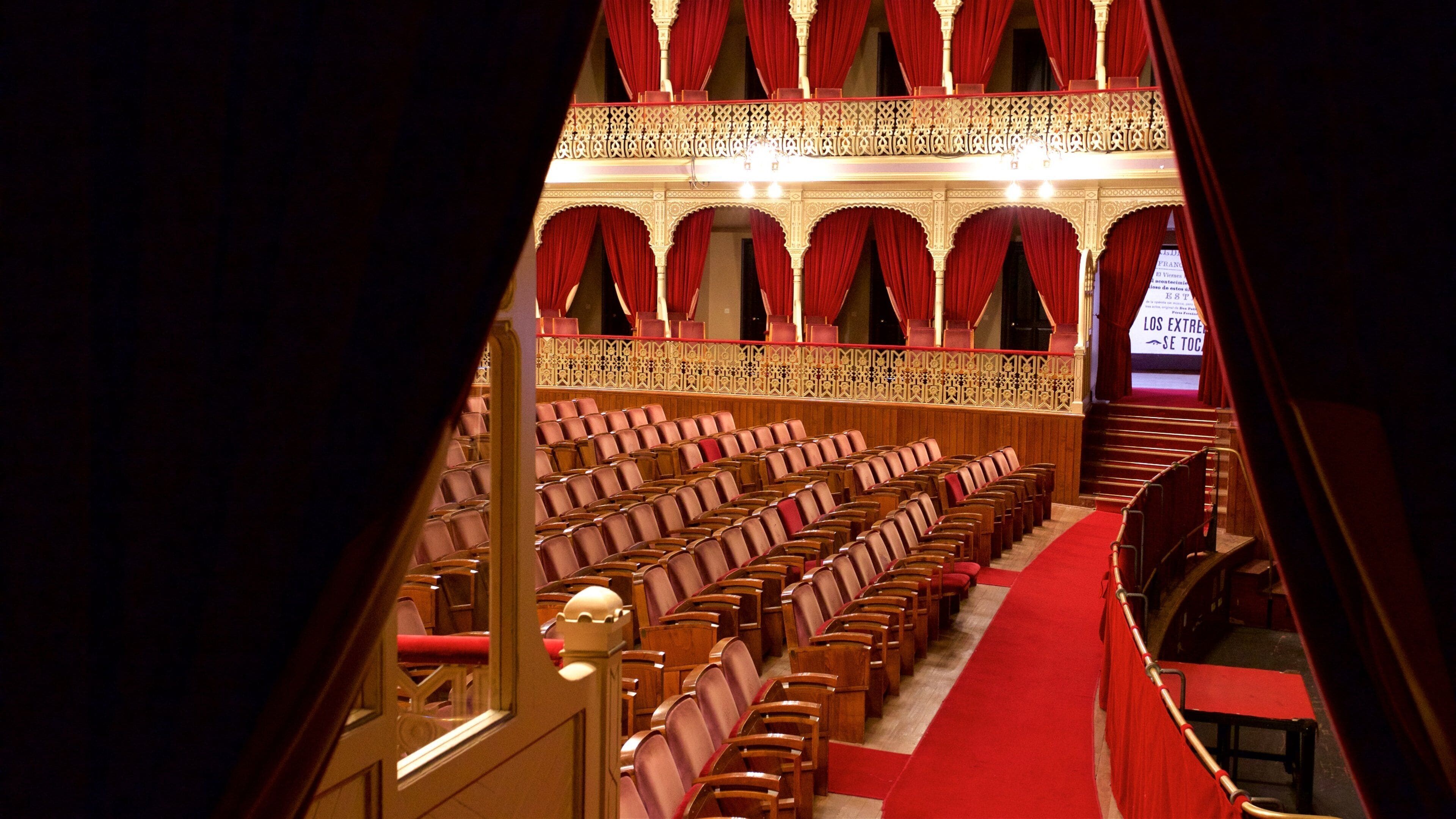 El Gran Teatro Falla mettant en vedette scènes de théâtre et vues intérieures